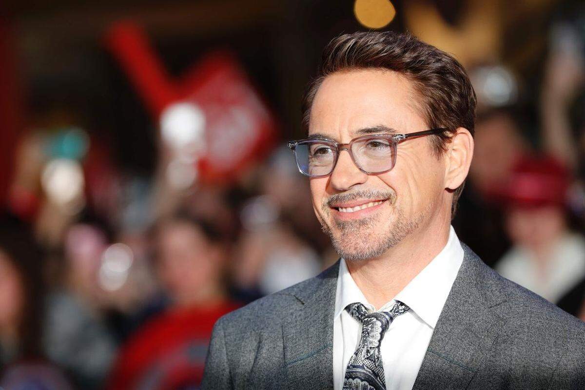 Vorjahressieger Robert Downey Jr. rutschte mit 33 Mio. US-Dollar auf Platz 8 der Liste ab - zusammen mit Bollywoodkollege Shah Rukh Khan.