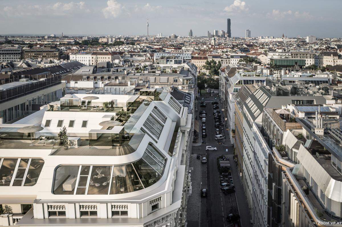 Als Markenzeichen setzt das Duo gern starke architektonische Statements auf bestehende Substanz. "Dazu zählt das Dach", sagt Fialik. "Wir sehen es als eigenständigen Baukörper, der mit dem darunterliegenden Altbestand eine Symbiose eingeht."