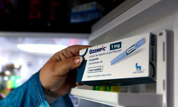 Ozempic ist das bekannteste Diabetes-Mittel, das off-label auch zur Gewichtsreduktion eingesetzt wird. Mit Saxenda wurde bereits ein Medikament zu diesem Zweck zugelassen und ist in Österreich demnächst wieder breit erhältlich. 