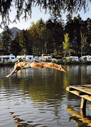 Camping in Österreich: längst eine sehr komfortable Angelegenheit. Oft sehr idyllisch gelegen (hier: der Natterer See).