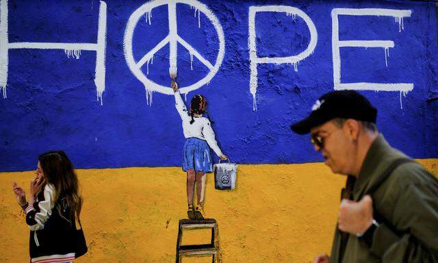 Hoffnung: Was lernen wir aus Putins Angriffskrieg? Zeichen der Hoffnung auf Frieden in der Ukraine auf einer Mauer in Barcelona.