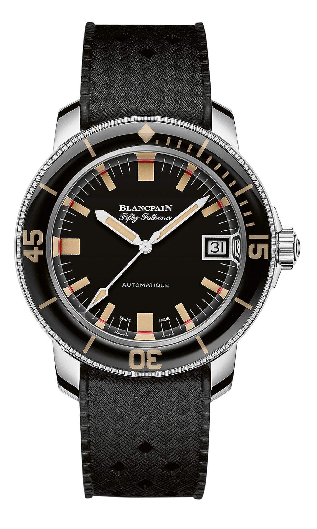 Blancpain „Fifty Fathoms Barakuda". Als „Hommage und keine Replika" bezeichnet Blancpain-Boss Marc Hayek diese neue Taucheruhr, die Ende der 1960er-Jahre für die deutsche Bundesmarine produziert wurde. Hauptmerkmale sind die zweifarbigen, rechteckigen Indexe, die lumineszierenden Zeiger und die markante Datumanzeige bei drei   Uhr. Limitiert auf 500 Stück.