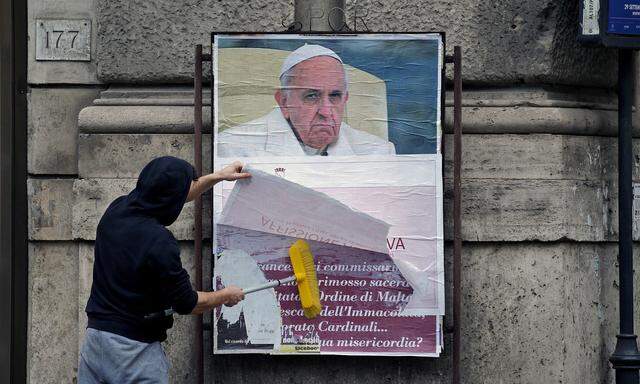 Papst mit grimmigem Blick samt Schelte gegen ihn: 200 dieser Plakate wurden in Rom affichiert.