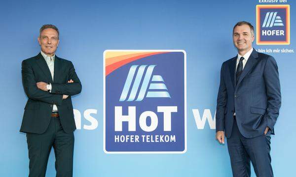 Michael Krammer (l.), CEO des virtuellen Netzbetreibers Ventocom, und Hofer CEO Horst Leitner freuen sich über mehr als eine Million HoT-Kunden.