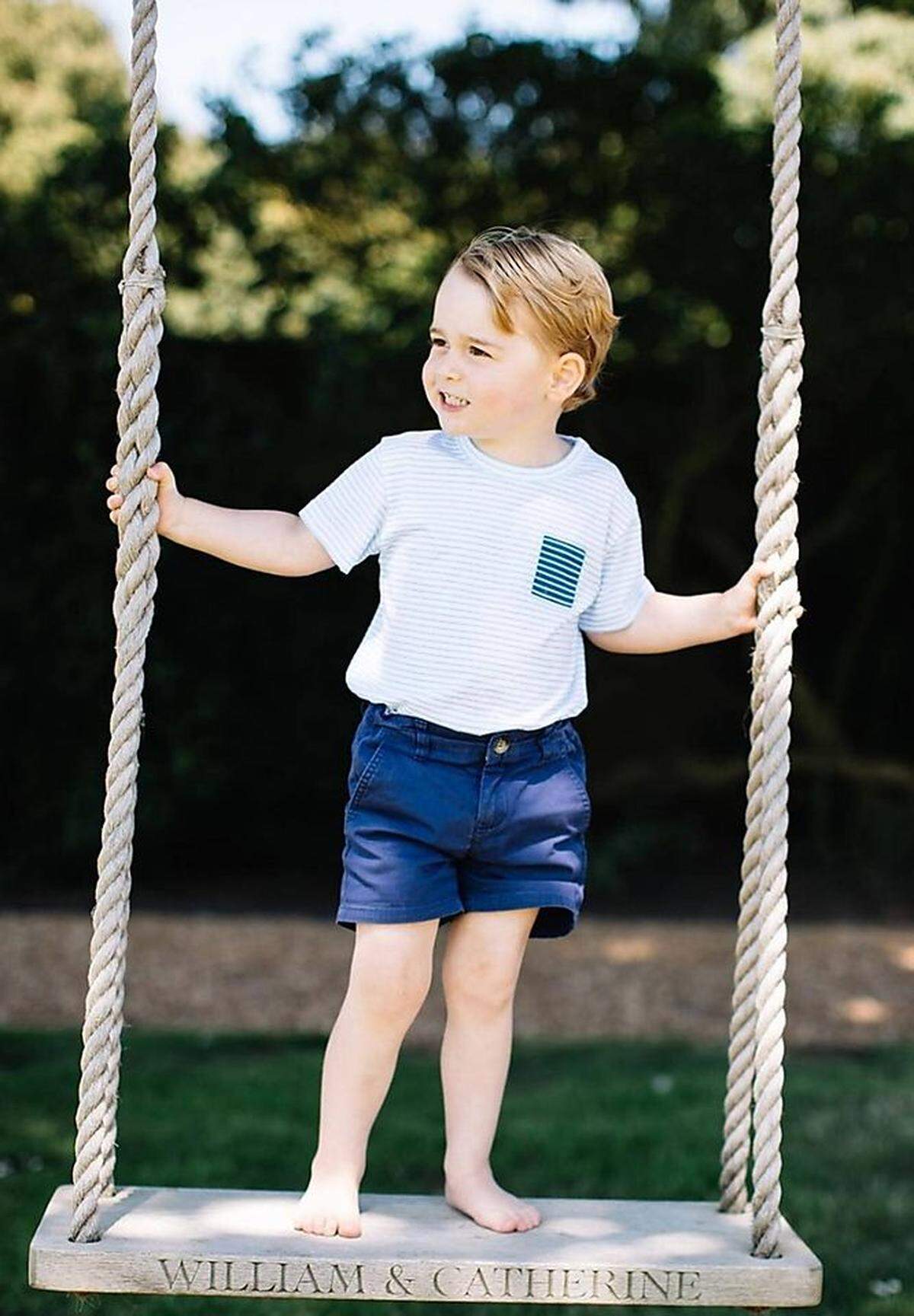 Apropos Prinz George. Der kleine Prinz, der aktuell noch einem Montessori-Kindergarten in der Nähe Sandringhams besucht, wird ab Herbst eine Privatschule in London besuchen - denn seine Eltern müssen wohl oder übel mehr königliche Pflichten schultern. Britische Medien kritisieren den Lebensstil der Cambridges häufig: Prinz William habe wenig Interesse an seiner Rolle als "Vollzeit-Royal", das Herzogspaar würde das Leben von Großgrundbesitzern am Lande den Terminen in London vorziehen. Mit Herbst soll sich das nun ändern - beziehungsweise: muss es sich, nachdem der Herzog von Edinburgh keine Termine mehr übernehmen wird. Gut, dass auch der Kensington-Palast einen schönen Garten hat.