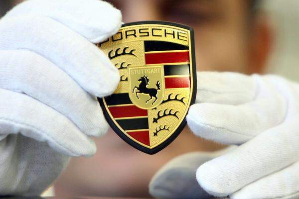 Einer der größten Gewinner im Ranking heißt Porsche: Die Holding machte einen riesigen Sprung nach vorne und verdrängt die Strabag vom dritten Rang. Die Porsche Holding erzielte 2012 einen Umsatz von 15,2 Milliarden Euro. Das ist 34,4 Prozent mehr als im Jahr davor. Der Autobauer Porscher AG gehört mittlerweile zu 100 Prozen dem deutschen VW-Konzern. (2011: Platz 7)