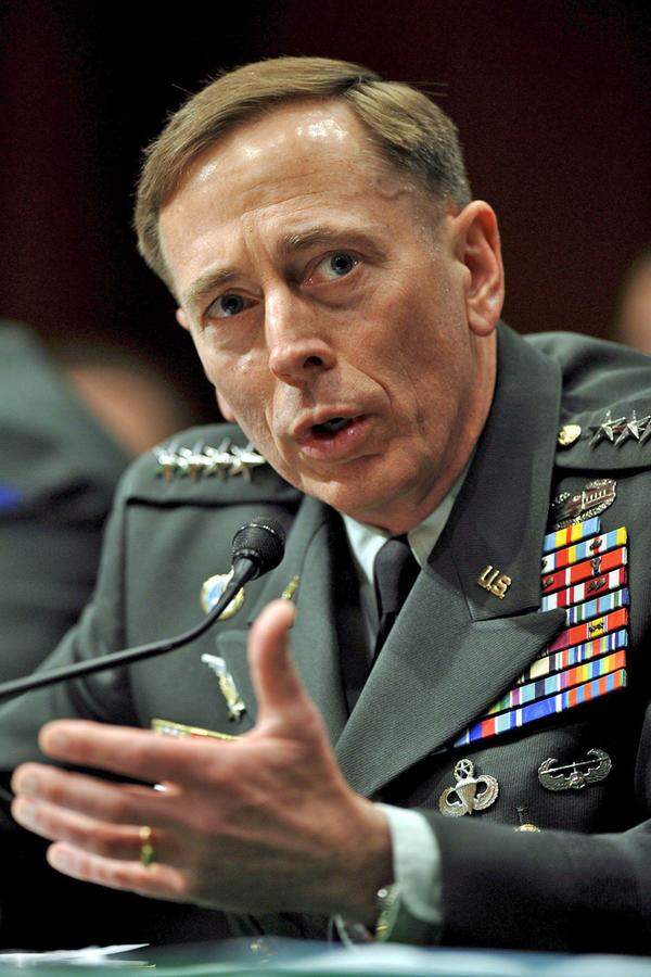 Von nun an begann Petraeus die Karriereleiter hinaufzuklettern: Er mauserte sich vom Zugführer eines Platoons sowie Logistik- und Personaloffizier zum First Lieutenant. Am 1. August 1985 wurde er zum Major, drei Jahre später zum Captain und bald darauf zum Major General befördert. Es folgte unter anderem das Kommando über die ISAF sowie im September 2011 der Posten als Direktor der CIA.