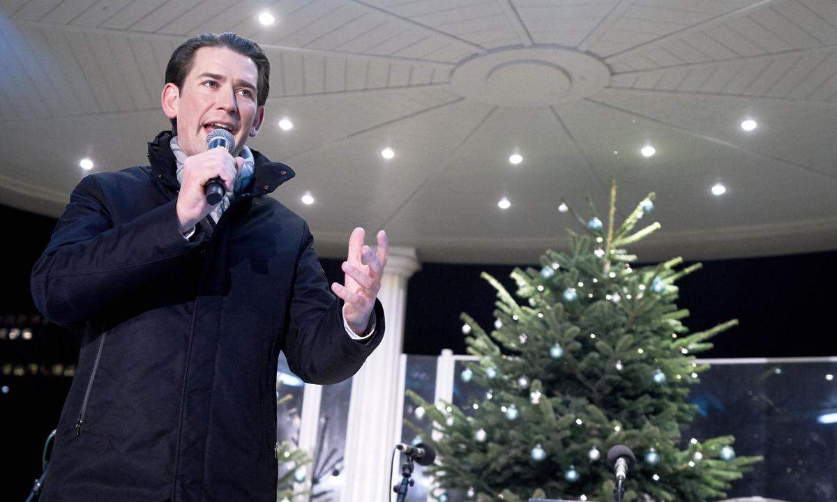 Einer Hochschaubahnfahrt ähnelte das Jahr von Sebastian Kurz. Sein Prestige-Projekt "Türkis-Blau" platzte, die "Schredder-Affäre" sorgte für negative Schlagzeilen (Druckerfestplatten wurden vor der Abwahl der Regierung extern zerstört), die FPÖ machte ihn gemeinsam mit SPÖ und der Liste Jetzt per Misstrauensvotum zum jüngsten Altkanzler Österreichs. Trotzdem führte er die Volkspartei als erste ins Ziel bei der vorgezogenen Nationalratswahl - und scheint nun auf der Zielgeraden für die erste türkis-grüne Bundesregierung.