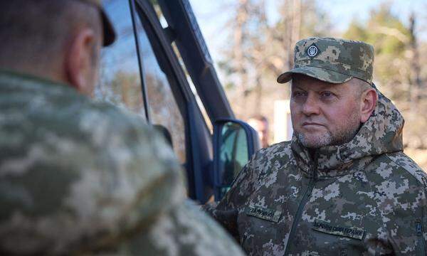 An der medialen Front: Valerij Saluschnij im Gespräch mit einem ukrainischen Soldaten.