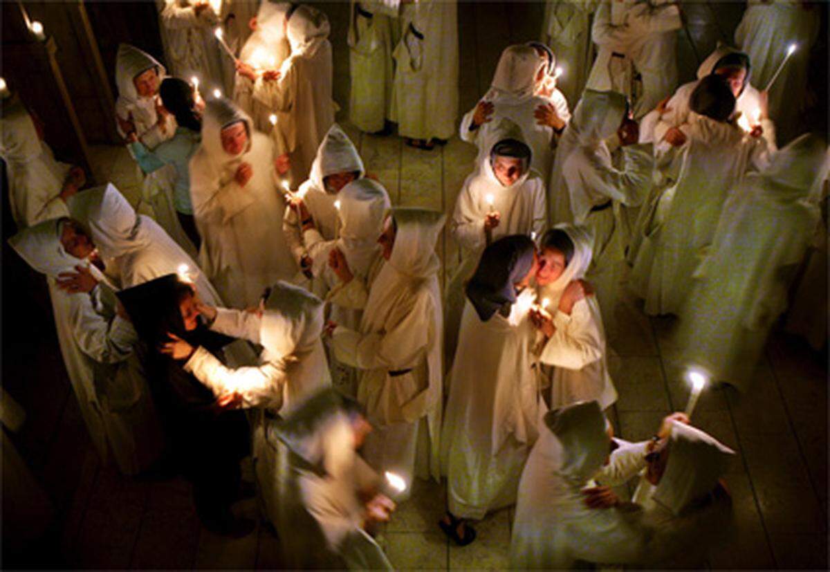 Nonnen in Betlehem umarmen und küssen einander, um die Auferstehung Christi zu feiern. Die Messe wurde in mehreren Sprachen abgehalten. Ostern ist der einzige Zeitpunkt im Jahr, an dem sich die Nonnen des Klosters berühren dürfen.