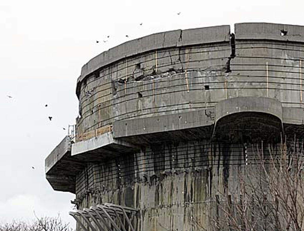 Lange Jahre bemühte sich auch im Augarten eine Firma darum, einen der leerstehenden Flaktürme in ein Datenlager umzuwandeln, scheiterte jedoch an Stadt und Denkmalamt. 2006 mussten dem dortigen Bau schließlich zwei der "Ohrwascheln" abgenommen werden, weil der Beton bröckelte. Schuld ist eine Explosion im Inneren im Jahr 1946.