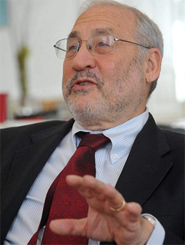 Wirtschafts-Nobelpreisträger Joseph Stiglitz nennt das die Politik der "amerikanischen Drehtür"."Die Leute gehen von der Wall Street ins Finanzministerium und dann zurück an die Wall Street", kritisiert er. Eine wirkliche Reform der Finanzwelt sei da praktisch unmöglich.