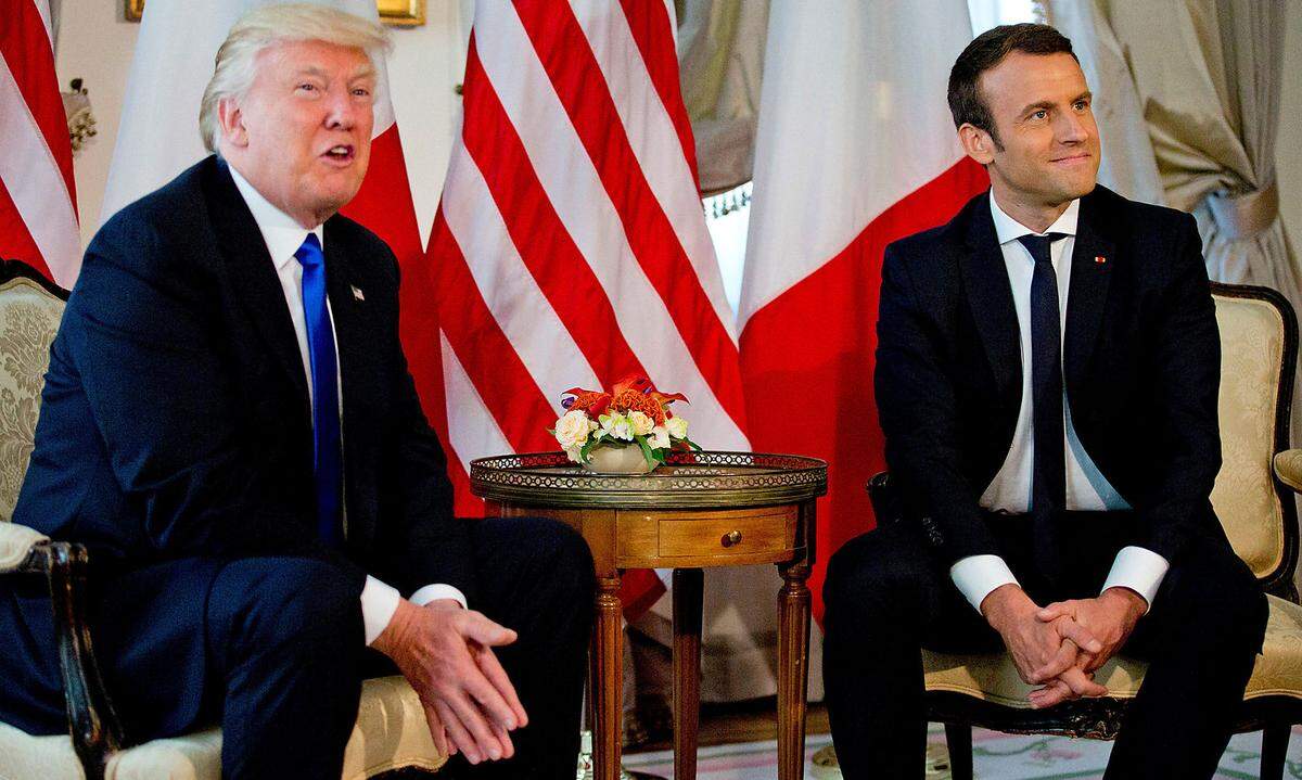 Der eine Mann ist der älteste Präsident (bei Amtsantritt) seines Landes, der andere der jüngste: US-Präsident Donald Trump (l.) traf am Donnerstag am Rande des NATO-Gipfels in Brüssel auf seinen französischen Amtskollegen Emmanuel Macron.