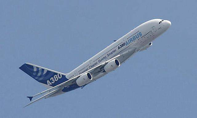 Ein Airbus A380 fliegt am Sonntag, 10. Mai 2009, ueber Bremen. Auf dem Airport Bremen fand eine Festv