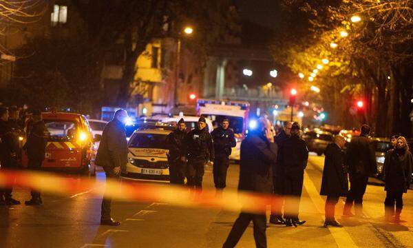 Am Samstagabend hatte ein Mann in der Nähe des Eiffelturms Touristen mit einem Messer attackiert. Ein Deutscher starb, zwei weitere Presonen wurden verletzt.