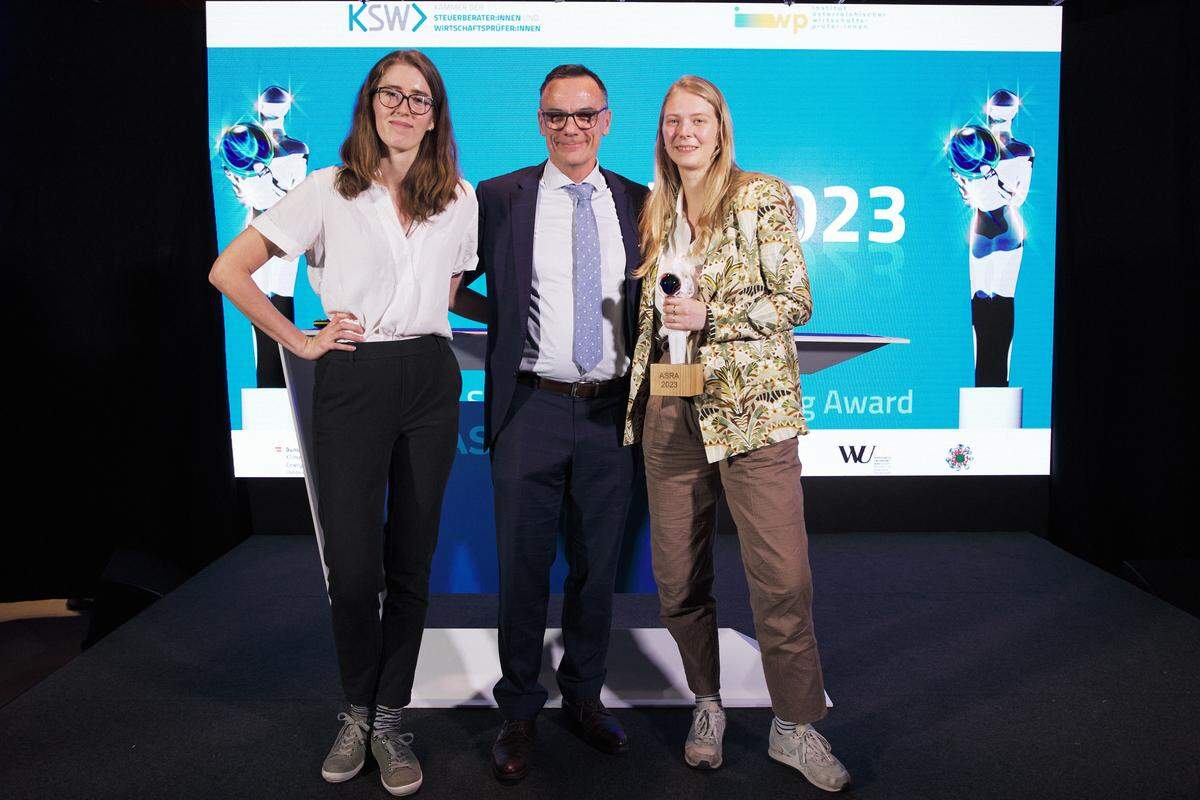 Freude über den ASRA: Lenzing-AG-CEO Stephan Sielaff mit Laura Böhm (l.) und Luise Waldow vom Nachhaltigkeits-Team 