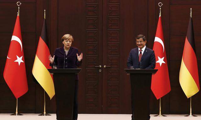 Die deutsche Bundeskanzlerin, Angela Merkel, hat den Deal zum Stopp der Flüchtlingswelle gemeinsam mit dem türkischen Ministerpräsidenten, Ahmet Davutoğlu, vorbereitet. Nun berät der EU-Gipfel darüber.