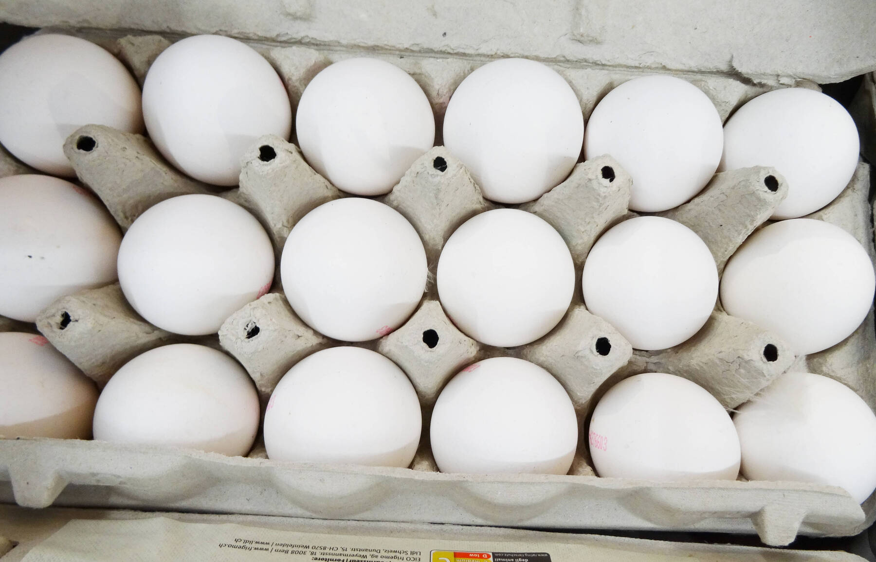 Kritik an deutschen Eiern bei Spar: Verpackung zeigt Hühner im Freiland, enthalten sind Eier aus Bodenhaltung
