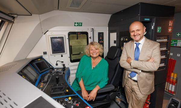 Tourismusdirektor Norbert Kettner und Eva Buzzi, Geschäftsführerin der ÖBB Rail Tours Touristik GmbH, beim Lokalaugenschein im neuen ÖBB Nightjet.