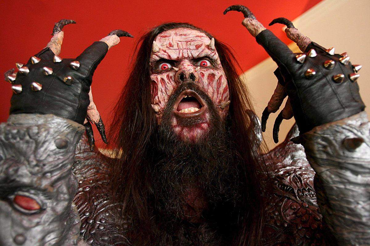 Eine Horror-Version der Gruppe Dschingis Khan waren wohl Lordi, zumindest optisch mit ihren langen Bärten und exzentrischen Outfits. 2006 sorgte die finnische Monster-Metal-Band für Furore und sogar ...