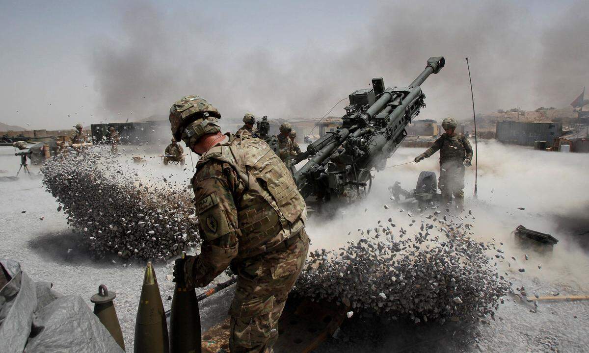 12. Juni 2011. Ein US-Soldat feuerte eine Haubitze in der afghanischen Provinz Kandahar ab.