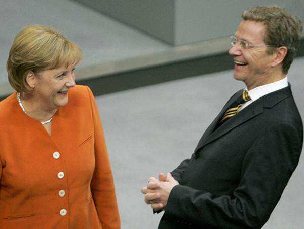 Als FDP-Chef hatte er die frühere Klientelpartei für breitere Schichten wählbar gemacht. Die Liberalen werden Partner in einer schwarz-gelben Koalition unter Angela Merkel (CDU) und Vizekanzler Westerwelle wird Außenminister.