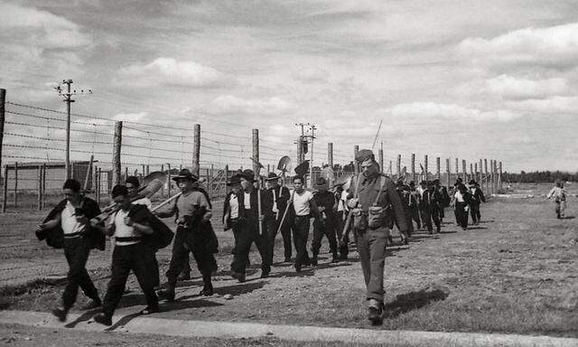Kriegsgefangene Japaner im Lager Featherston