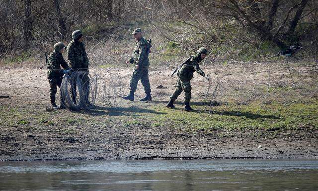 Archivbild aus dem Jahr 2020 von griechischen Soldaten, die Stacheldraht auf ihrer Seite des Evros verlegen.