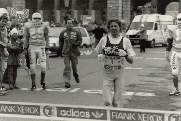 Im darauf folgenden Jahr, 1985, verbessert der Tiroler Gerhard Hartmann als Sieger mit 2:14:59 Stunden seinen eigenen österreichischen Rekord. Bei den Damen wird die Österreicherin Henriette Fina mit einer Zeit von 2:40:42 Stunden Zweite. Die große Stunde des Gerhard Hartmann schlägt aber am 13. April 1986. Bei widrigsten Bedingungen (Null Grad Celsius) läuft er eine Zeit von 2:12:22 Stunden - der österreichische Marathonrekord wird 23 Jahre halten. "Ab Kilometer 35 habe ich wegen der Kälte die Muskulatur nicht mehr gespürt. Es war so kalt, dass ich das ganze Rennen über nichts getrunken habe, weil mir die Finger eingefroren sind", so Hartmann, der mit weißen Handschuhen den Marathon seines Lebens lief.