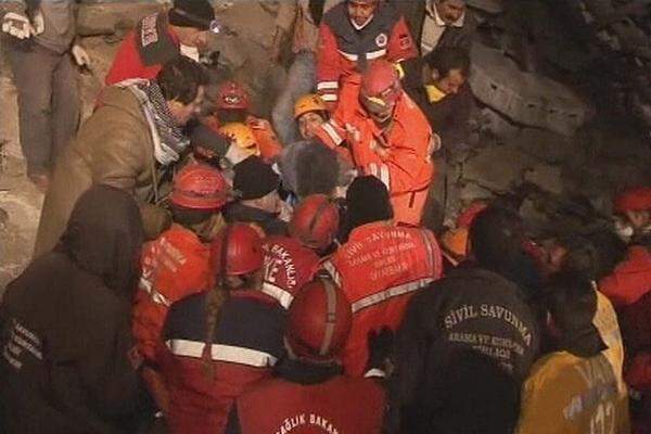 Die Rettungskräfte suchten die ganze Nacht nach Überlebenden unter den Trümmern.