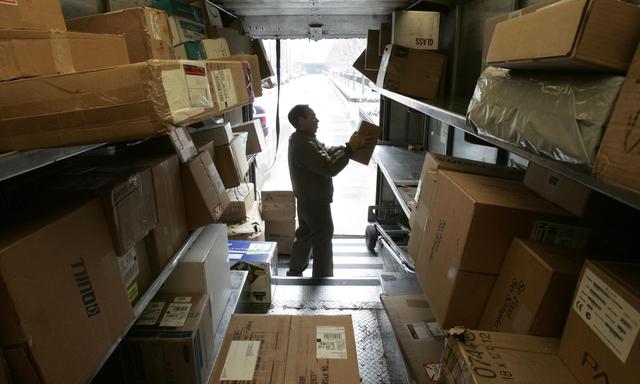 Die Paketzusteller - sofern sie angestellt sind - bekommen deutlich mehr aufs Konto.  (Symbolbild)