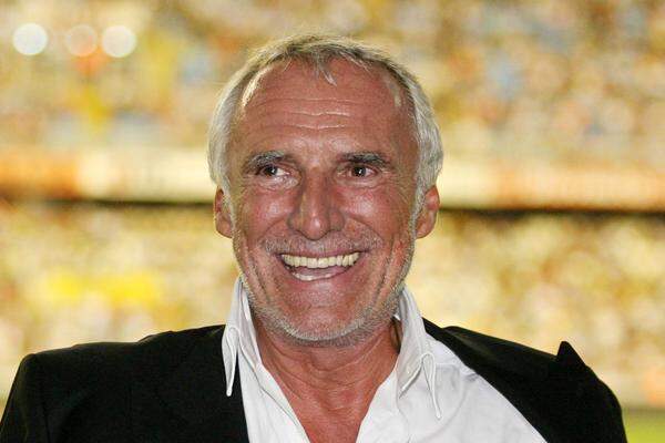 ... Dietrich Mateschitz. Der Gründer von Red Bull konnte als einer der wenigen Österreicher wieder deutlich zulegen. Sein Vermögen wird nach 10,8 Milliarden Dollar dieses Jahr mit 13,2 Milliarden eingeschätzt. Auch im Ranking kletterte der mittlerweile 71-Jährige von Platz 116 steil nach oben und rangiert nunmehr auf Platz 64. Mateschitz leistet sich unter anderem einen Formel-1-Rennstall, einen TV-Sender und sponsert mehrere Sportvereine in großem Stil. >>> MEHR: "Forbes"-Liste: Die Reichsten der Welt