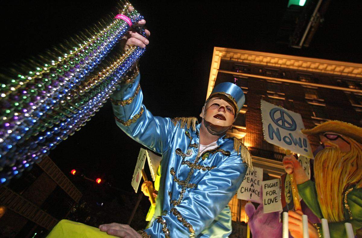 Bekannt ist die Feiern nicht nur durch die riesigen Umzüge mit Party-Stimmung, sondern auch die Mardi Gras Perlenketten, die durch die Gegend geworfen werden.