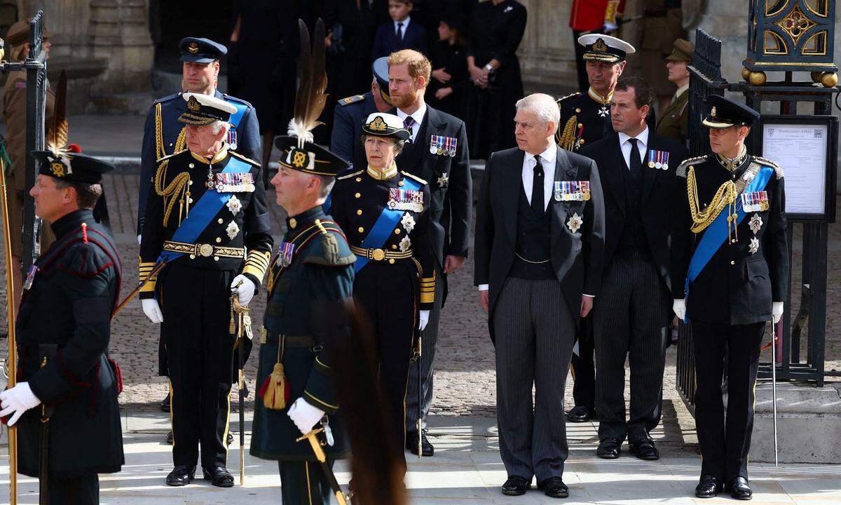 Prinz Andrew und Prinz Harry sind wie erwartet nicht in Uniform zum Staatsbegräbnis für die Queen gekommen. Sie sind keine aktiven Mitglieder der Royal Family mehr: Prinz Andrew, Sohn der Queen, wegen seiner Verwicklung in den Missbrauchsskandal um Jeffrey Epstein, und Enkel Harry hatte seine royalen Pflichten freiwillig aufgegeben.