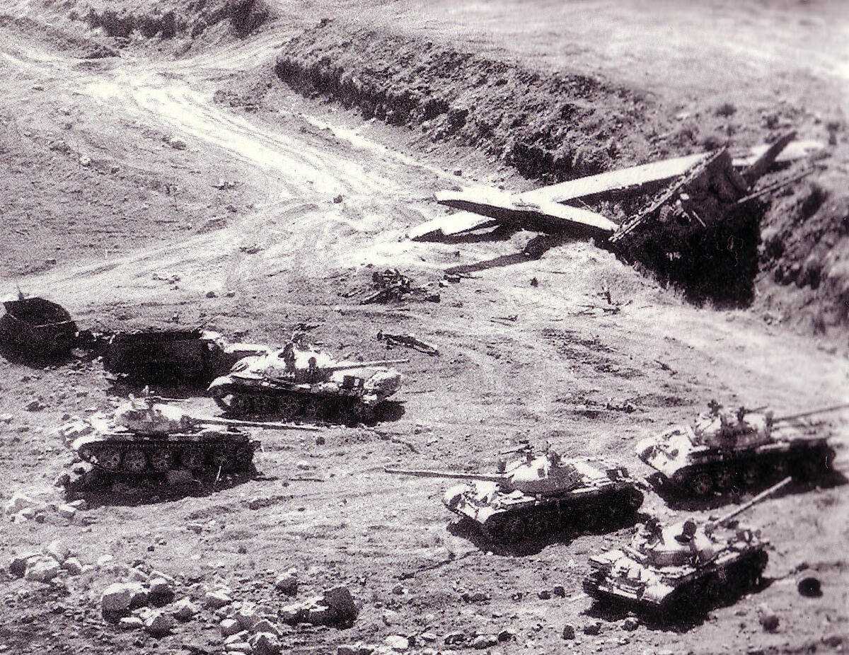 Zerstörte syrische Panzer am Panzergraben