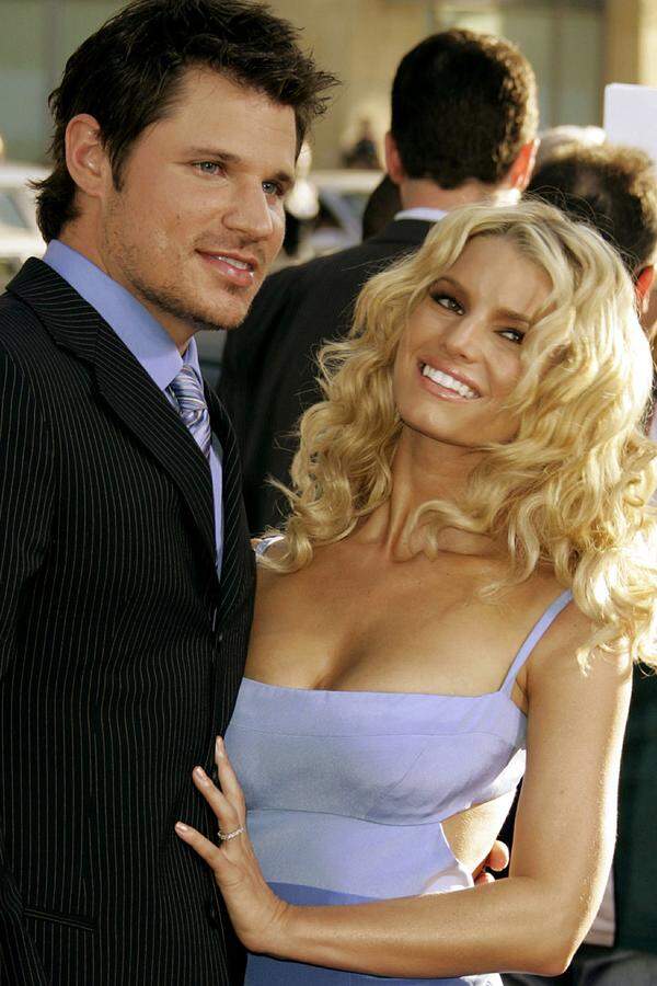 Das texanische Cow- bzw. ShowgirlJessica Simpson hatte ein ähnliches Problem. In ihrer Klatschspalten-Ehe mit Nick Lachey dürfte ihre beste Freundin und persönliche Assistentin CaCee Cobb eine romantische Rolle gespielt haben.