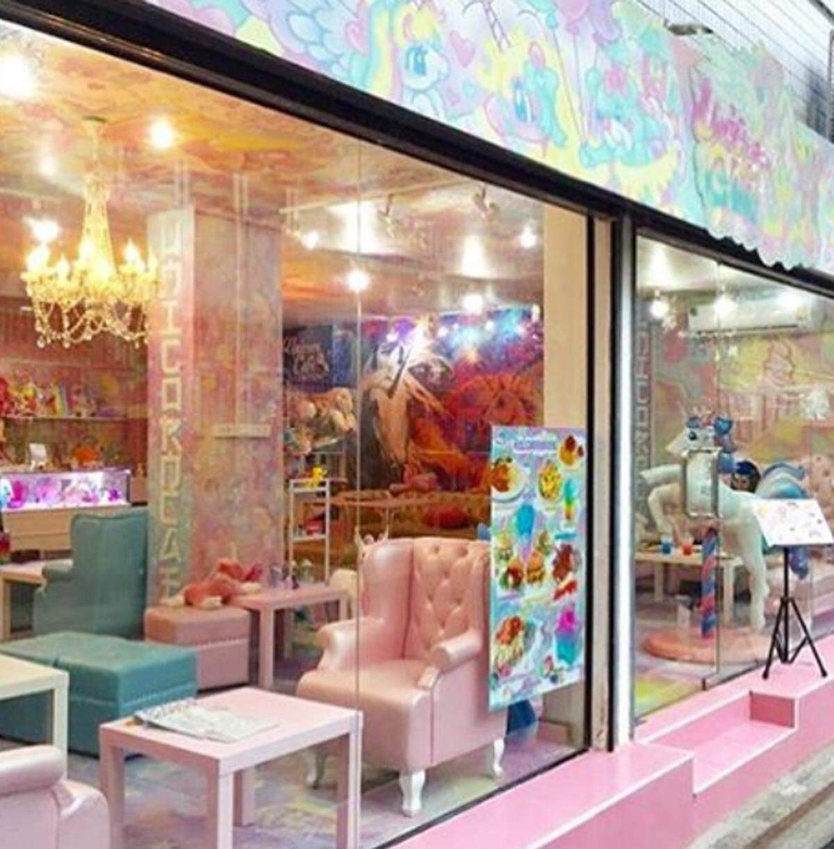 Im thailändischen Unicorn Café dreht sich alles um die mystischen Kreaturen. Umgesetzt wird das vor allem mit My Little Ponys und Regenbogenfarben.