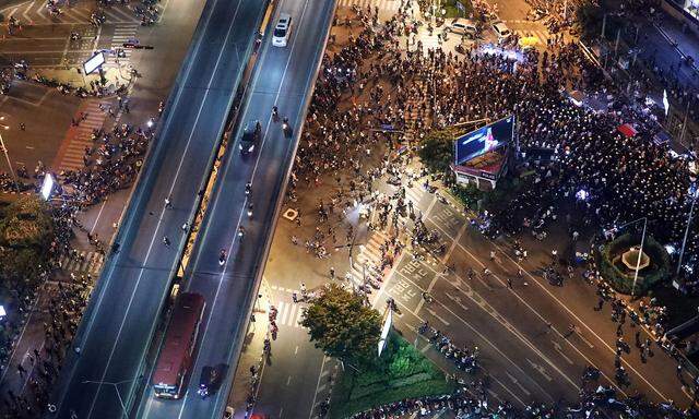 Auch vor der deutschen Botschaft in Bangkok versammelten sich Demonstranten.