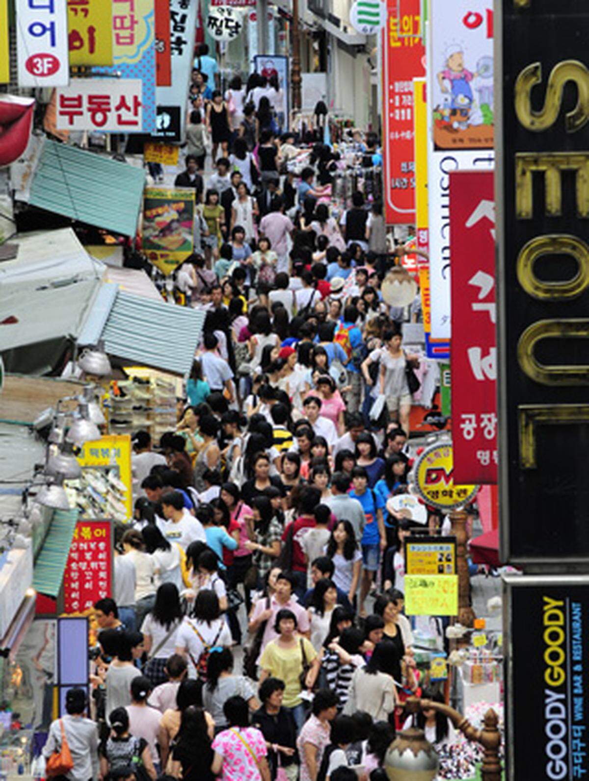 So schmal und doch so teuer: In der Meyongdong in Seoul kostet ein Quadratmeter eines Geschäftslokals 485 Euro pro Monat.