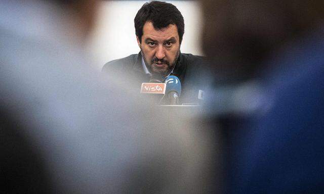 Lega-Vorsitzender Matteo Salvini stellte sich in Straßburg europäischen Medien. Um kritische Fragen zu übertönen, brachte er sicherheitshalber Dutzende Claqueure mit.