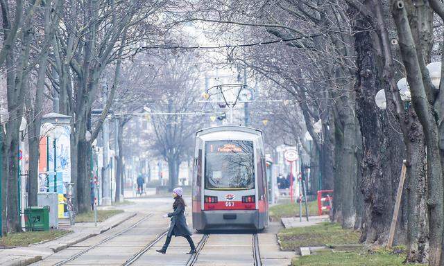 (210219) -- VIENNA, Feb. 19, 2021 -- A tram drives across the street in Vienna, Austria, Feb. 19, 2021. Around 574 milli