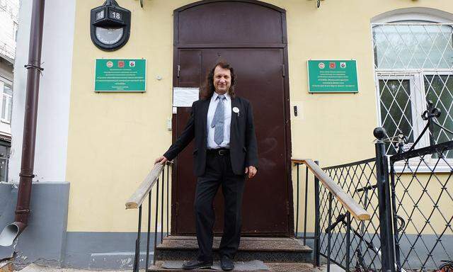 Tatarisch-Unterricht trotz allem. Pawel Schmakow, unangepasster Direktor der „Sonne“-Schule, in Kasan.