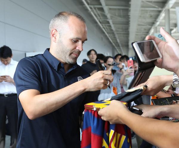 Iniesta begeisterte auch die Fans von Vissel Kobe  In Japan.