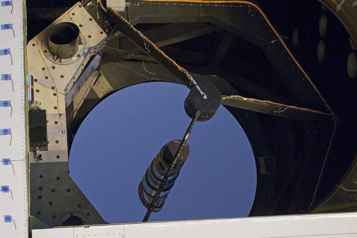 Das Teleskop selbst kommt aus Deutschland. Der Hauptspiegel durchmisst 2,5 Meter. Das Gerät ist 5,8 Meter tief und 3,6 Meter breit.