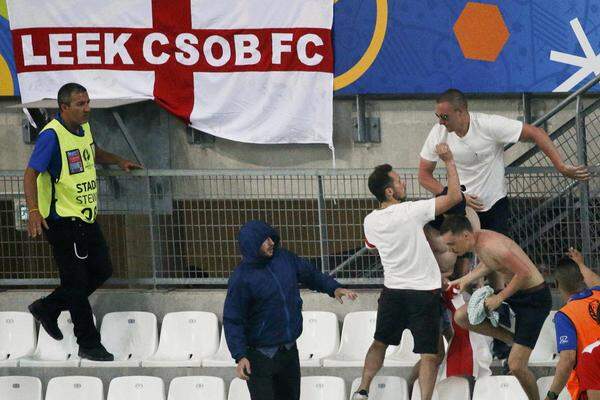 Augenscheinlich gingen russische Anhänger auf englische Fans los, die in benachbarten Blöcken saßen, und prügelten wild auf diese ein.