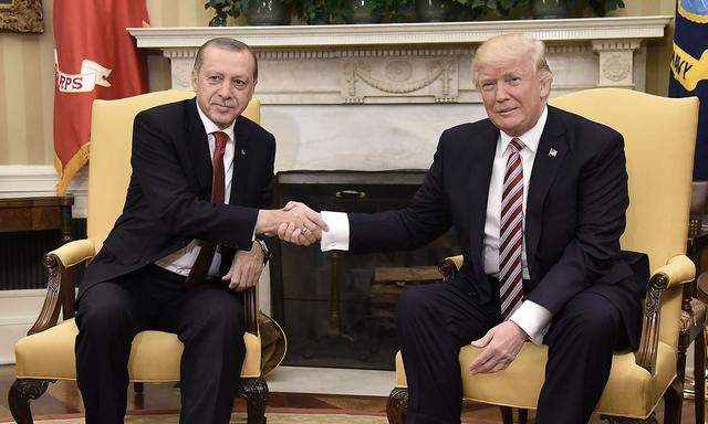 Archivbild aus dem Jahr 2017: Der türkische Präsident Erdogan (li.) soll sich um den IS kümmern, meint US-Präsident Donald Trump.