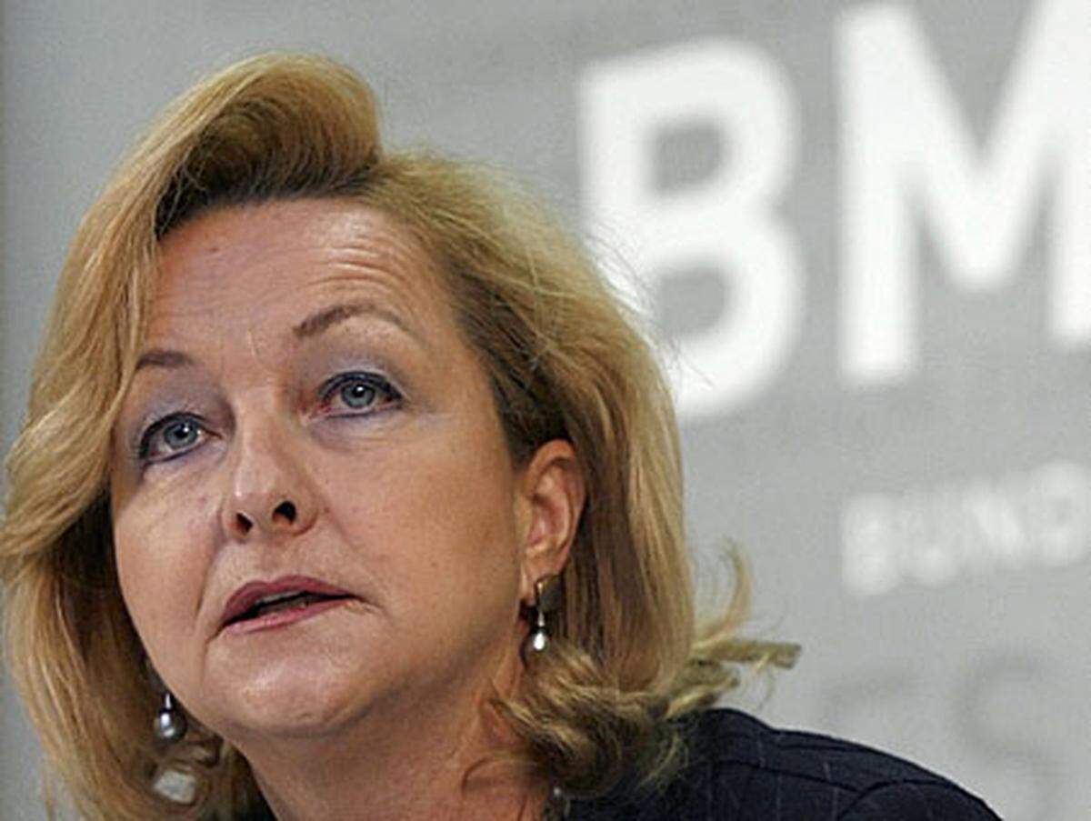 2008 wurde die Oberösterreicherin Innenministerin. Wegen ihrer Linie bei der Zuwanderung erwarb sie sich rasch einen Ruf als Hardlinerin. Nach eigenen Angaben stand sie für eine ''rechtsstaatliche Ausländerpolitik''.