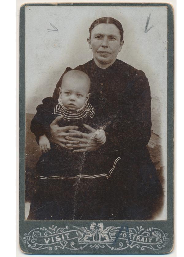 Warum gerade diese Aufnahme? Sie hebt sich deutlich ab von retuschierten Atelierbildern, wie wir sie zuhauf in alten Fotoalben finden, allein schon durch ihre Knicke und Kratzer.