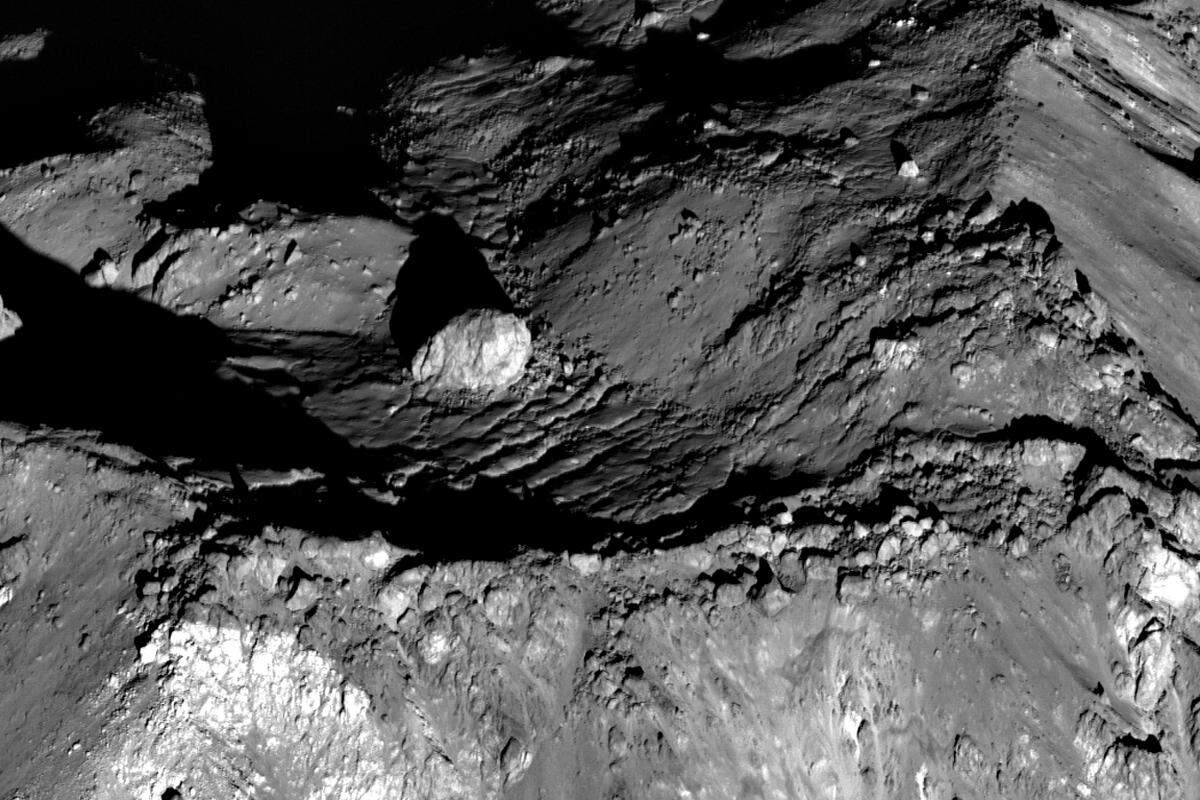 Hier sieht man einen riesigen, in etwa 120 Meter großen Felsbrocken auf der Spitze des Kraterberges. Wie genau der Felsblock dorthin gelangte, ist noch nicht geklärt. Forscher nehmen jedoch an, dass ein Zusammenhang mit der Entstehung des Kraters besteht.