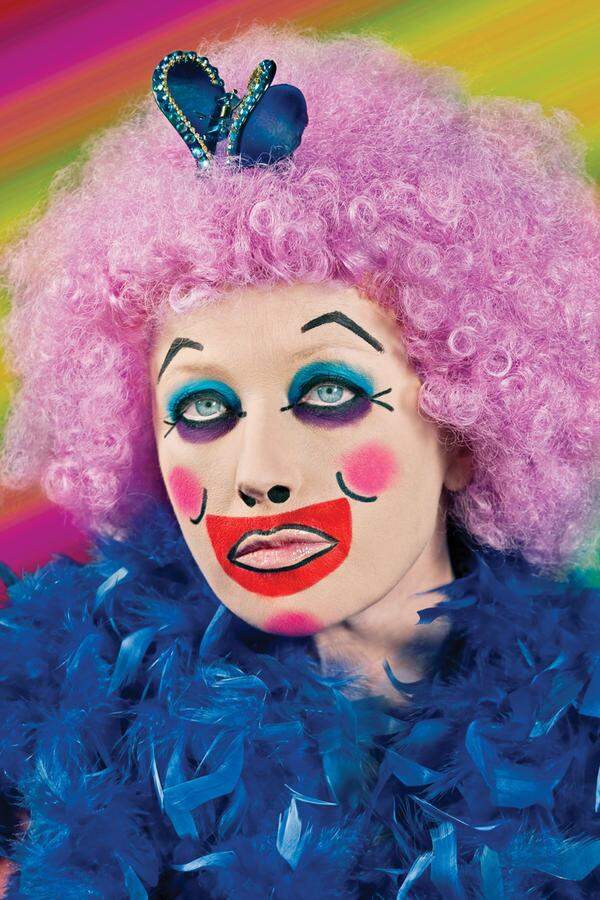 Bei ihrem Projekt „Clowns“ ging es der amerikanischen Künstlerin um die emotionalen Abgründe, die eine Maske auslösen oder verbergen kann. Ähnliche Fotos hat sie nun für die Mac-Kampagne geschossen.
